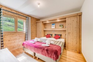 3 bedrooms, WiFi, bed sheets - 200m from resort center, 5th floor, swimming pool, sauna, hammam, balcony, tv, ski locker, 105m² (Tignes)