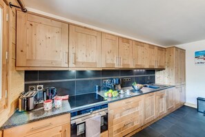 Fridge, microwave, oven, dishwasher - 200m from resort center, 5th floor, swimming pool, sauna, hammam, balcony, tv, ski locker, 105m² (Tignes)