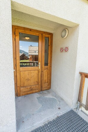 Exterior detail - 250m from ski slopes, 1st floor, view forest, swimming pool, balcony, tv, ski locker, 36m² (Les Orres)