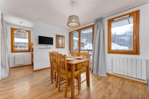 Dining - 250m from ski slopes, 1st floor, view forest, swimming pool, balcony, tv, ski locker, 36m² (Les Orres)