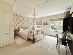 3 bedrooms, iron/ironing board, WiFi, bed sheets - Tranquil Seaside Cottage by NewFo (Milford on Sea)