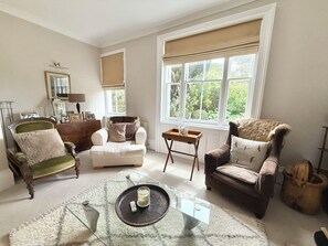 Smart TV, fireplace - Tranquil Seaside Cottage by NewFo (Milford on Sea)