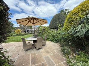 Outdoor dining - Tranquil Seaside Cottage by NewFo (Milford on Sea)