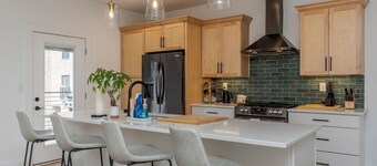 The Slow Horse - 3BR Modern Townhouse Near Rupp & Downtown