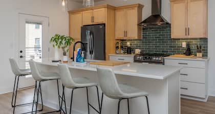 The Slow Horse - 3BR Modern Townhouse Near Rupp & Downtown