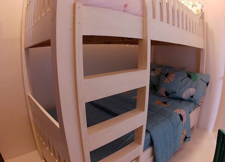 2 bedrooms, WiFi, bed sheets. Entire Home Unit2/Netflix/AC/Washer