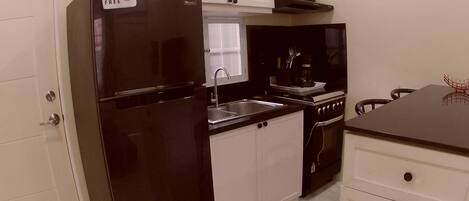 Réfrigérateur, micro-ondes, plaque de cuisson, grille-pain