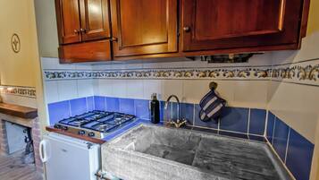 Kühlschrank, Mikrowelle, Herdplatte, Wasserkocher mit Kaffee-/Teezubehör