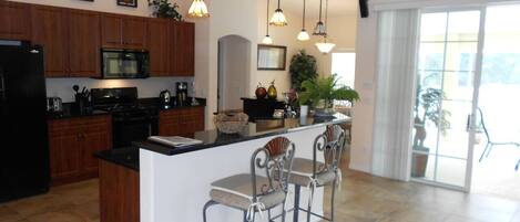 Køleskab, kaffe-/temaskine, køkkentøj/tallerkener/redskaber