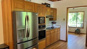 Een koelkast, een microgolfoven, een oven, een kookplaat