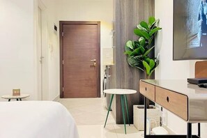 Een strijkplank/strijkijzer, wifi, beddengoed