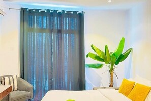 Tabla de planchar con plancha, wifi y ropa de cama 