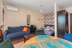 Apartamento conforto, sacada | 1 quarto, ferros/tábuas de passar roupa, Wi-Fi de cortesia
