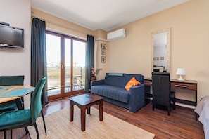 Apartamento conforto, sacada | 1 quarto, ferros/tábuas de passar roupa, Wi-Fi de cortesia