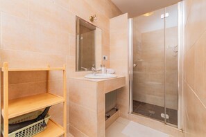 Comfort Apartment, Balcony | Bathroom - Lazurowy Królewski Sen byGrandApartments (Sztutowo)