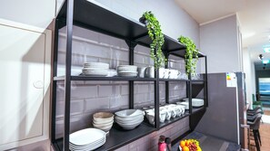 Frigorífico grande, microondas, placa de cocina y lavavajillas