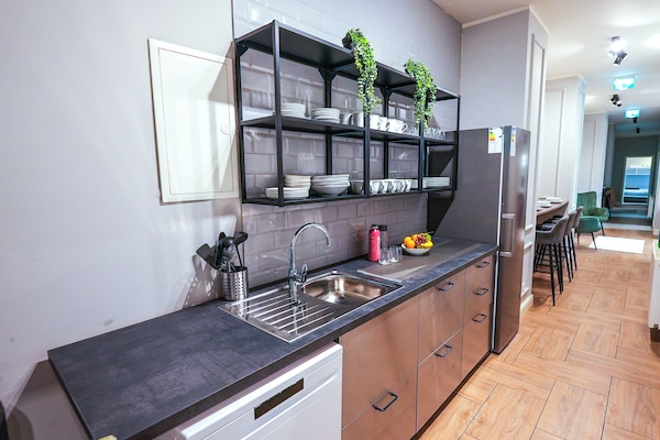 Geladeira grande, micro-ondas, cooktop, lava-louças