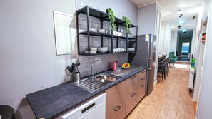 Frigorífico grande, microondas, placa de cocina y lavavajillas