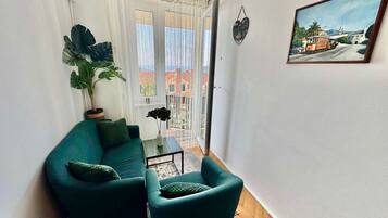 Apartment (One Bedroom Apartment with Terrace) | Ruang tamu | 32 inci televisyen skrin rata dengan kabel