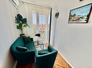 Appartement (One Bedroom Apartment with Terrace) | Woonkamer | Een 32-inch flatscreentelevisie met kabelzenders