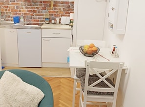 Appartement (One Bedroom Apartment with Terrace) | Privékeuken | Een koelkast