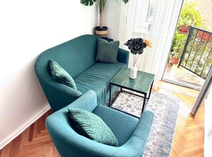 Departamento (One Bedroom Apartment with Terrace) | Sala de estar | Televisión de pantalla plana de 32 pulgadas con canales por cable