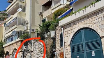 Apartment (One Bedroom Apartment with Terrace) | Bahagian luar