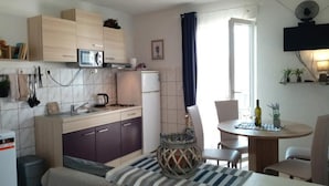 อพาร์ทเมนท์ (One Bedroom Apartment with Balcony an) | ครัวส่วนตัว