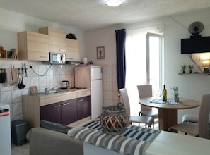 شقة (One Bedroom Apartment with Balcony an) | مطبخ خاص | ثلاجة