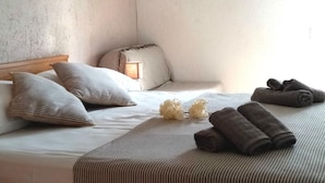 อพาร์ทเมนท์ (One Bedroom Apartment with Balcony an)