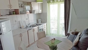 อพาร์ทเมนท์ (Two Bedroom Apartment with Balcony an) | ครัวส่วนตัว