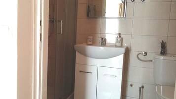 Apartment (Superior Two Bedroom Apartment with B) | Bathroom | Shower, towels