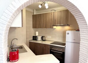 Kühlschrank, Mikrowelle, Ofen, Herdplatte