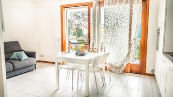 Apartament, 1 dormitori, pati, vistes al jardí | Menjador