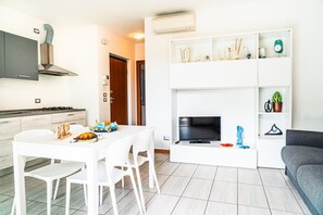 Appartement, 1 slaapkamer, patio, uitzicht op tuin | Dineerruimte