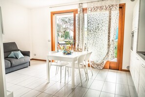 Apartment, 1 Bedroom, Patio, Garden View | Dining room