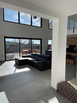 Een smart-tv en videogames