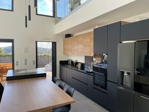 Een koelkast, een magnetron, een oven, een kookplaat