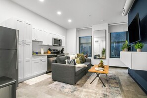 Living area - Skyline Serenity Downtown (Pittsburgh)