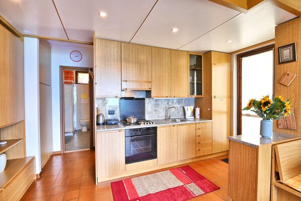 Fridge, oven, stovetop, coffee/tea maker
