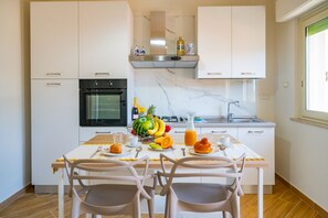 Réfrigérateur, four, chaise haute