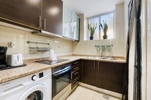 Kühlschrank, Ofen, Wasserkocher mit Kaffee-/Teezubehör, Toaster