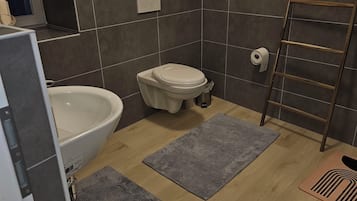 Een douche, een haardroger, handdoeken, zeep