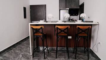 Deluxe Apartment, Balcony, City View | Private kitchen | Stovetop