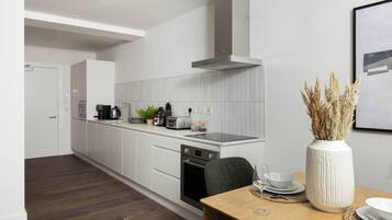 Apartment, 1 King Bed, Non Smoking | Private kitchen