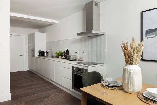 Apartment, 1 King Bed, Non Smoking | Private kitchen