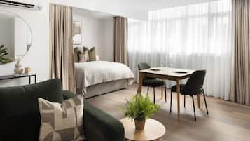 Studio, 1 King Bed, Non Smoking | Living area