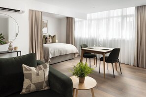 Studio, 1 King Bed, Non Smoking | Living area