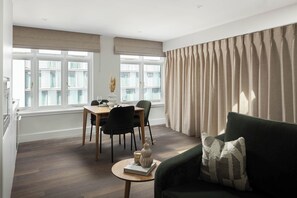 Studio, 1 King Bed, Non Smoking | In-room dining - Urban Rest Dublin Central (Dublin)