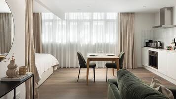 Studio, 1 King Bed, Non Smoking | Living area